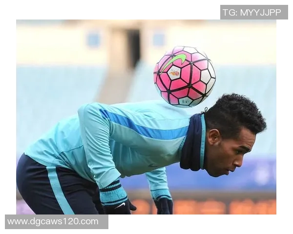 足球场上的风采瞬间：帅气射门球星高清图集展示